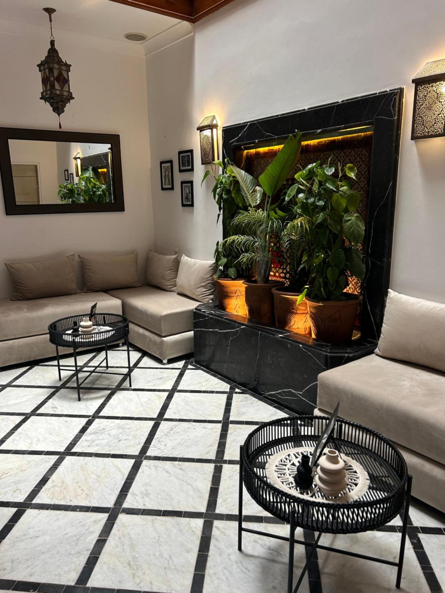 Riad Amazing Amazigh Avec Jacuzzi Petit Dejeuner Compris Avec Aussi Chambres Familiales Pres De La Place Jemaa El Fna Marrakesch Exterior foto