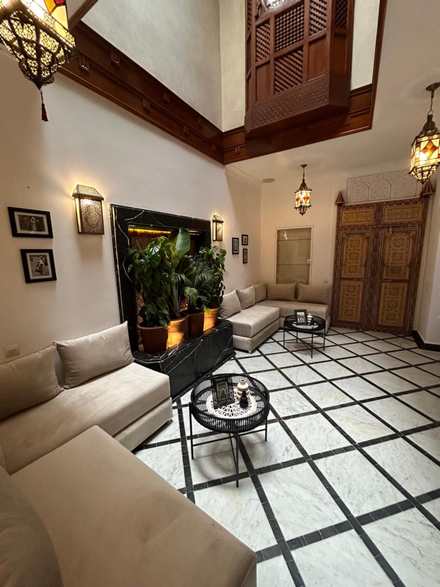 Riad Amazing Amazigh Avec Jacuzzi Petit Dejeuner Compris Avec Aussi Chambres Familiales Pres De La Place Jemaa El Fna Marrakesch Exterior foto