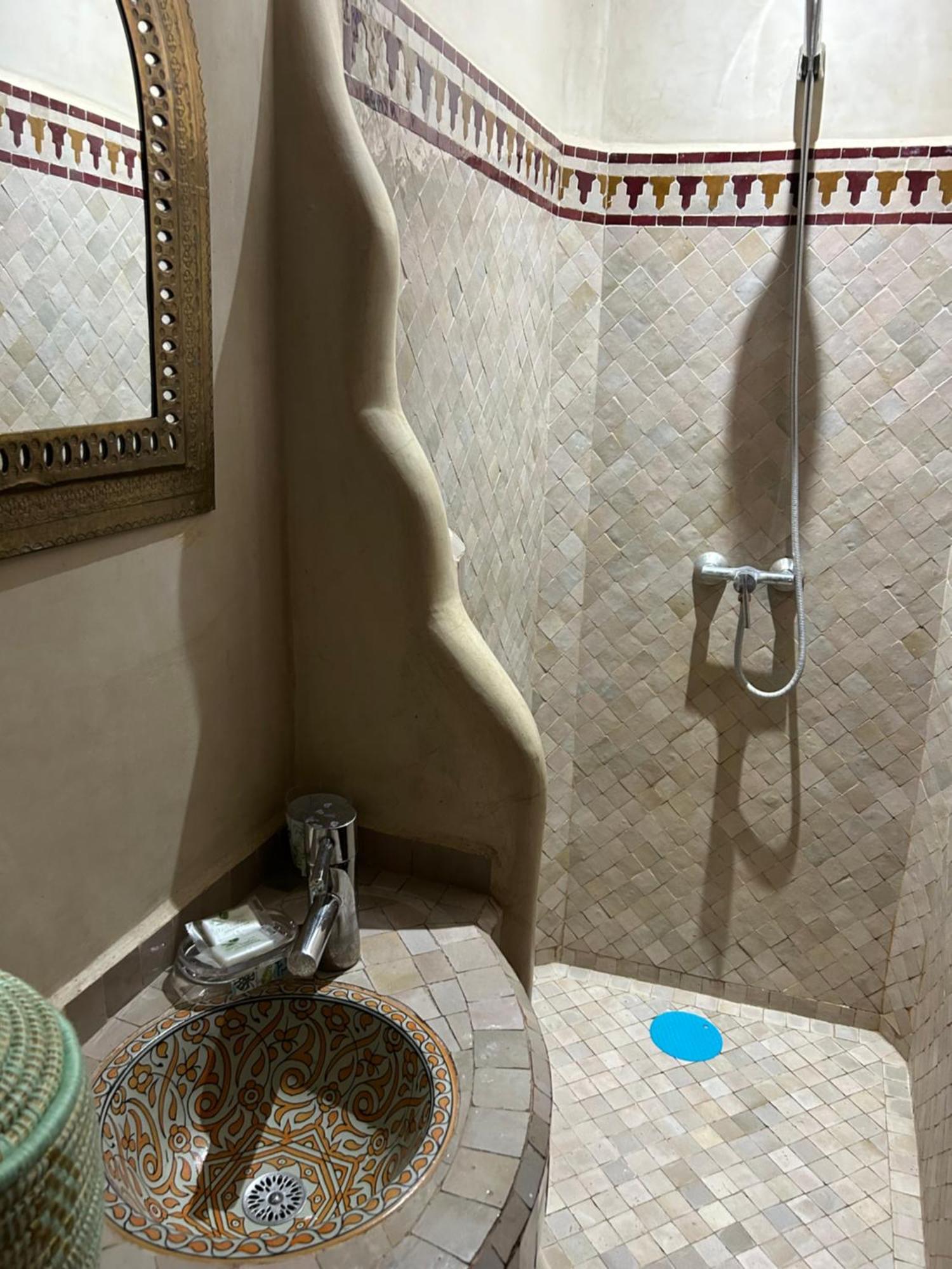 Riad Amazing Amazigh Avec Jacuzzi Petit Dejeuner Compris Avec Aussi Chambres Familiales Pres De La Place Jemaa El Fna Marrakesch Exterior foto
